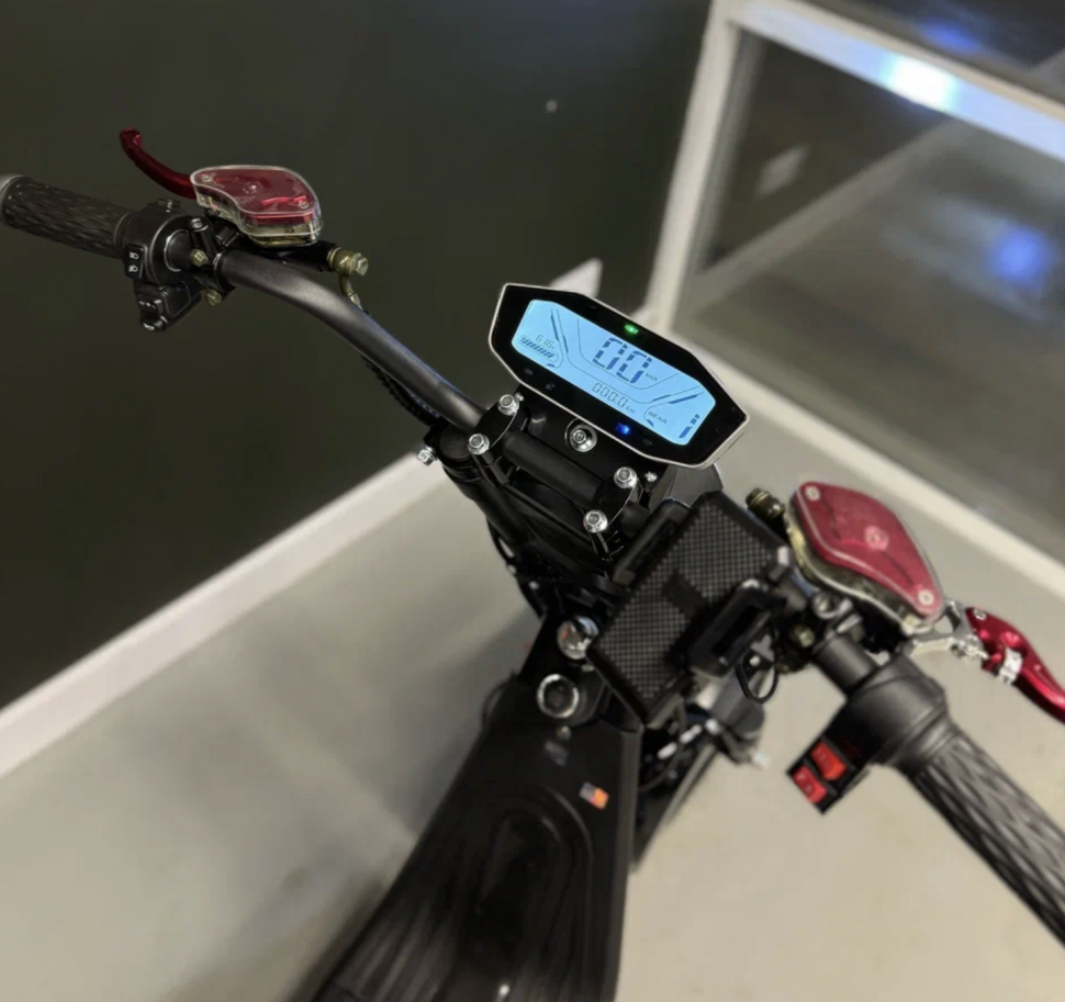 Электроскутер WHITE SIBERIA PRO 2WD 4000w черный с красной полосой